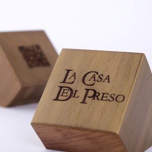qr-grabado-en-madera-de-haya-dorado-1