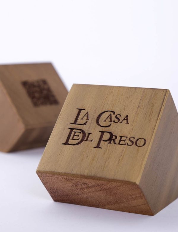 qr-grabado-en-madera-de-haya-dorado-1