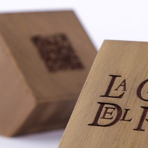 qr-grabado-en-madera-de-haya-dorado-2