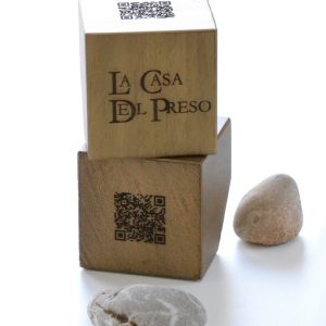 qr-grabado-en-madera-de-haya-dorado-3