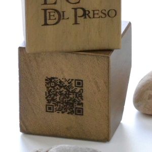 qr-grabado-en-madera-de-haya-dorado-4