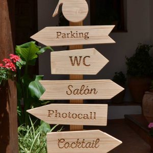 carteles-flechas-madera-señalizacion-eventos-1