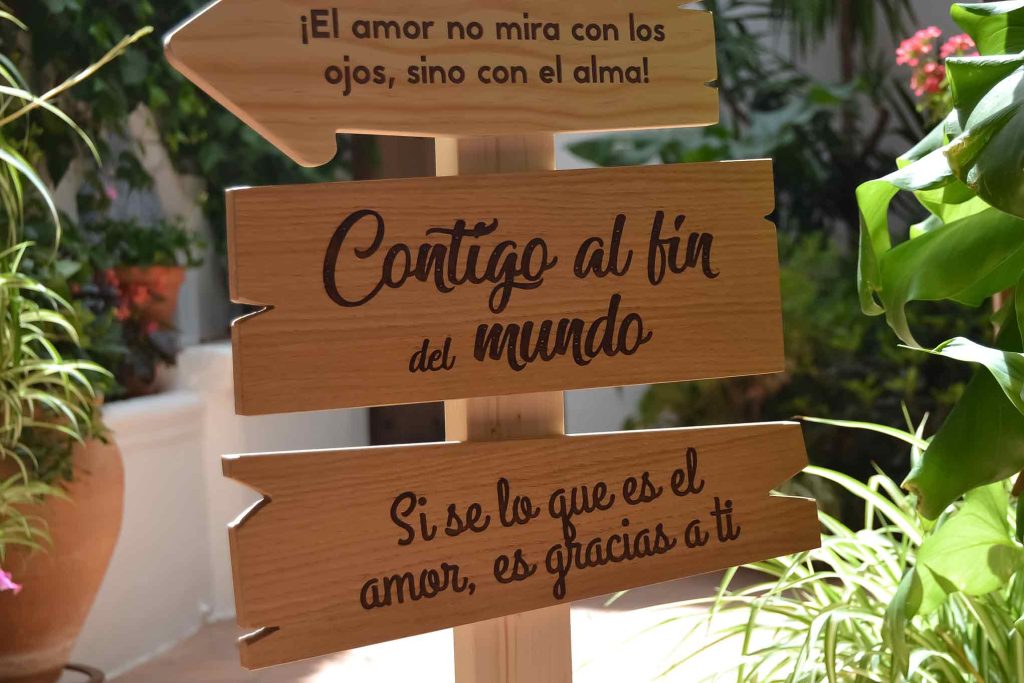 Fotografía detalle de un cartel de flechas de madera