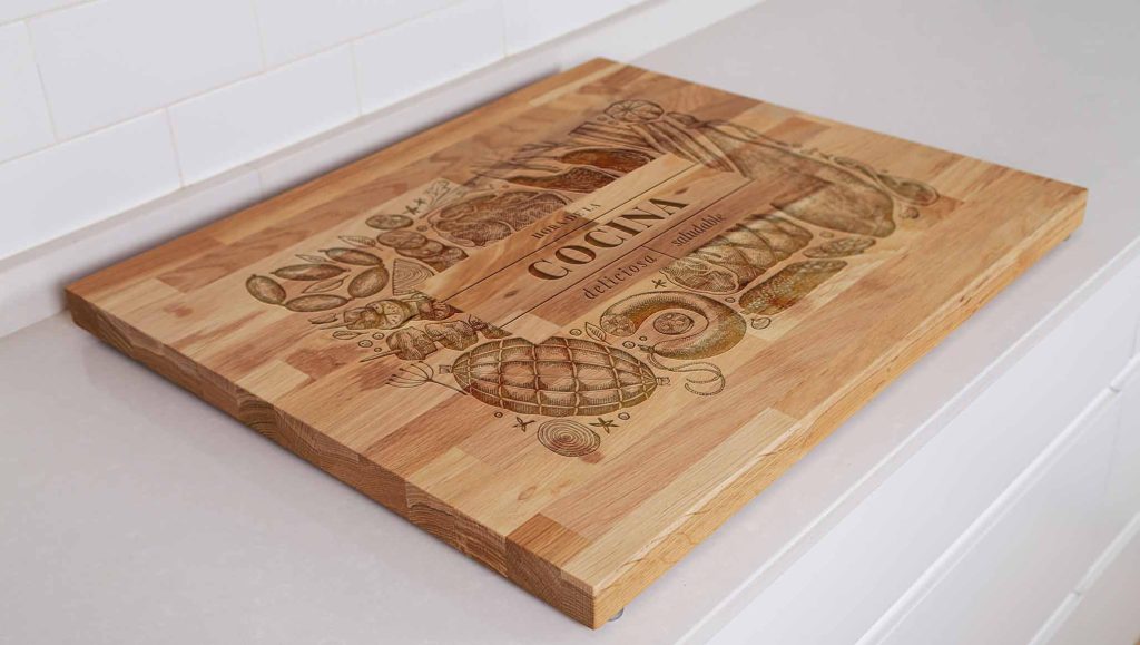 Detalle de una fotografia de cubrevitroceramica de madera grabado con motivos gastronómicos