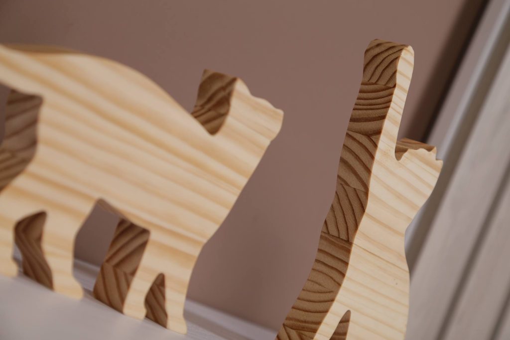 figuras-de-madera-con-formas-de-gato-para-crear-ambientes-minimalistas-de-forma-sostenible