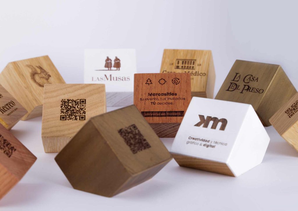 Diferentes prismas pentagonales de madera con codigos qr grabados