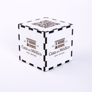qr-grabado-en-DM-laminado-blanco-1