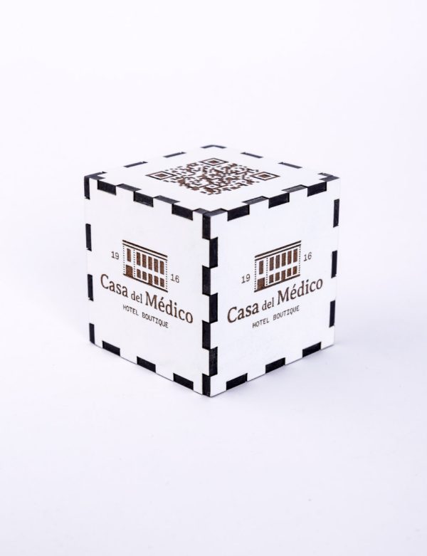 qr-grabado-en-DM-laminado-blanco-1