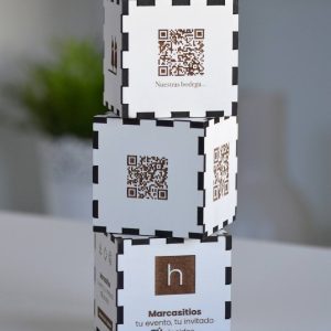qr-grabado-en-DM-laminado-blanco-2