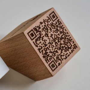 qr-grabado-en-madera-de-haya-1