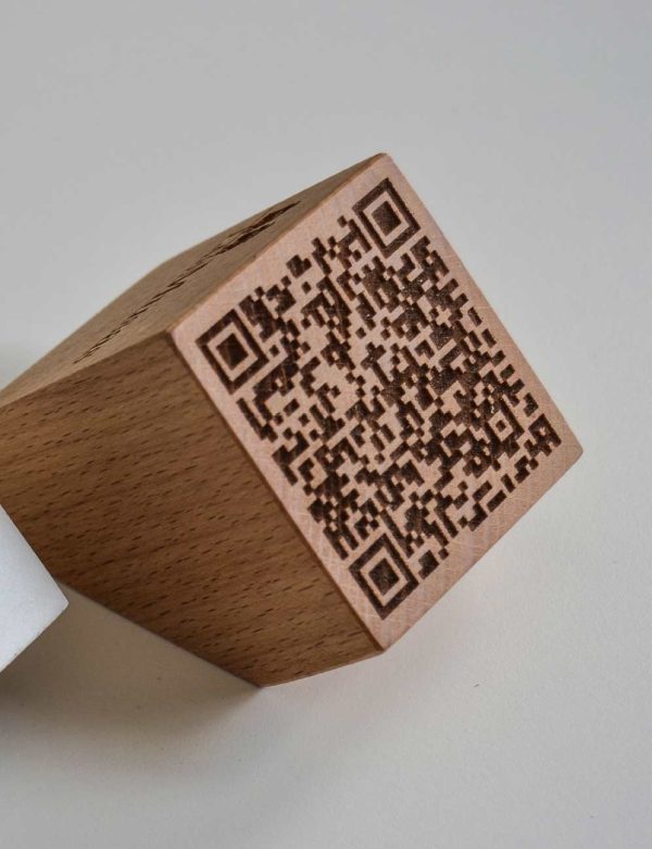 qr-grabado-en-madera-de-haya-1