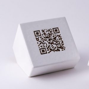qr-grabado-en-madera-de-haya-blanco-2