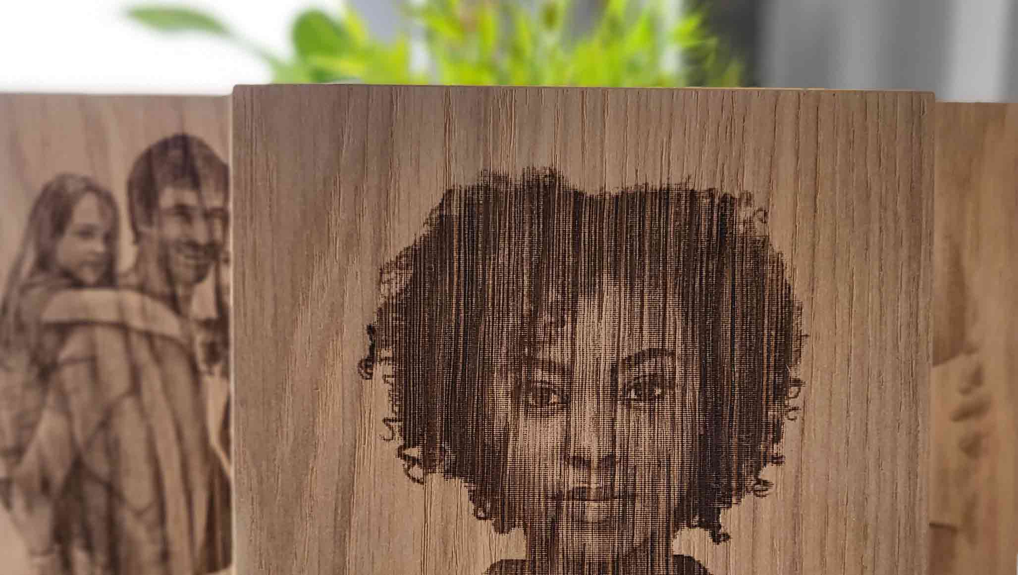 imagen de varios cuadros con fotografías grabadas en madera