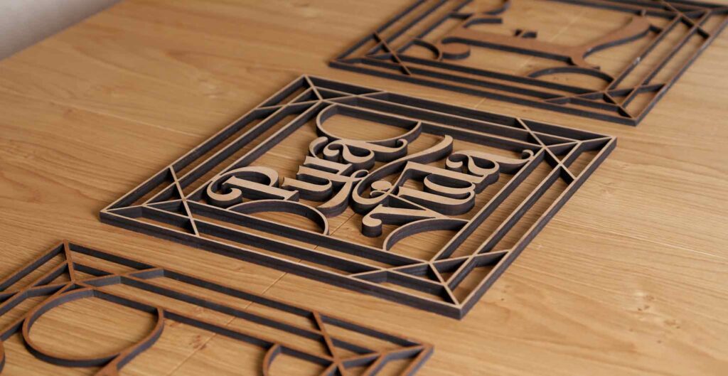 fotografía de una frase decorativa realizada en madera como adorno sobre una mesa