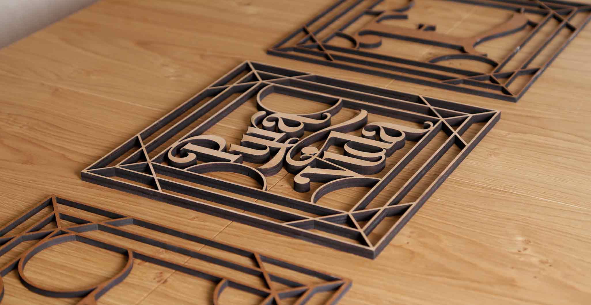 fotografía de una frase decorativa realizada en madera como adorno sobre una mesa