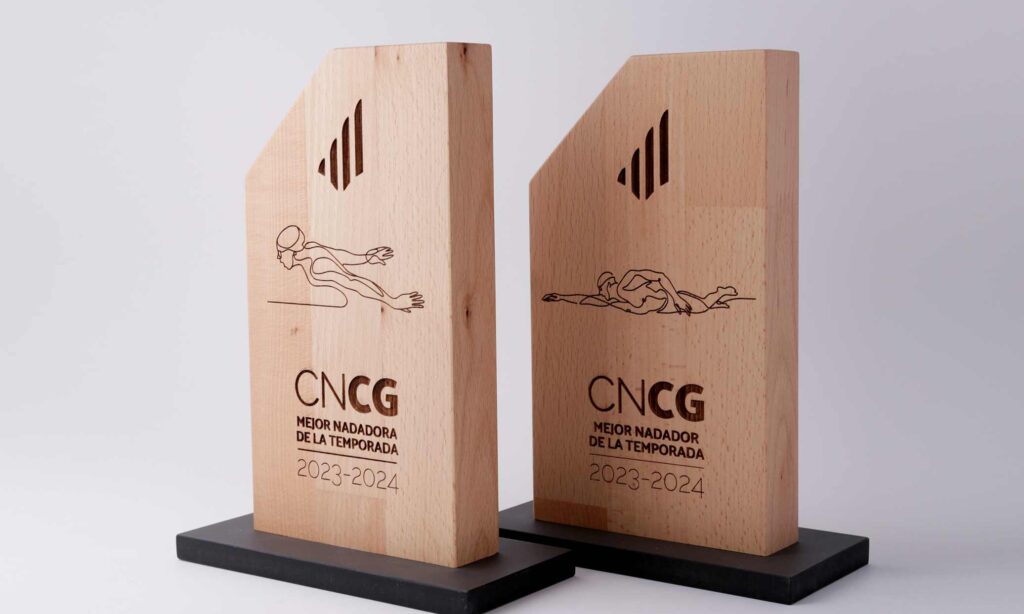 trofeos de madera de roble para competiciones deportivas