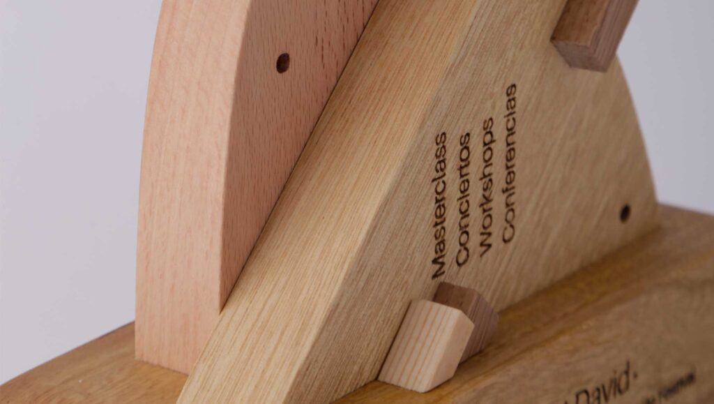 imagen detalle de un trofeo personalizado en madera