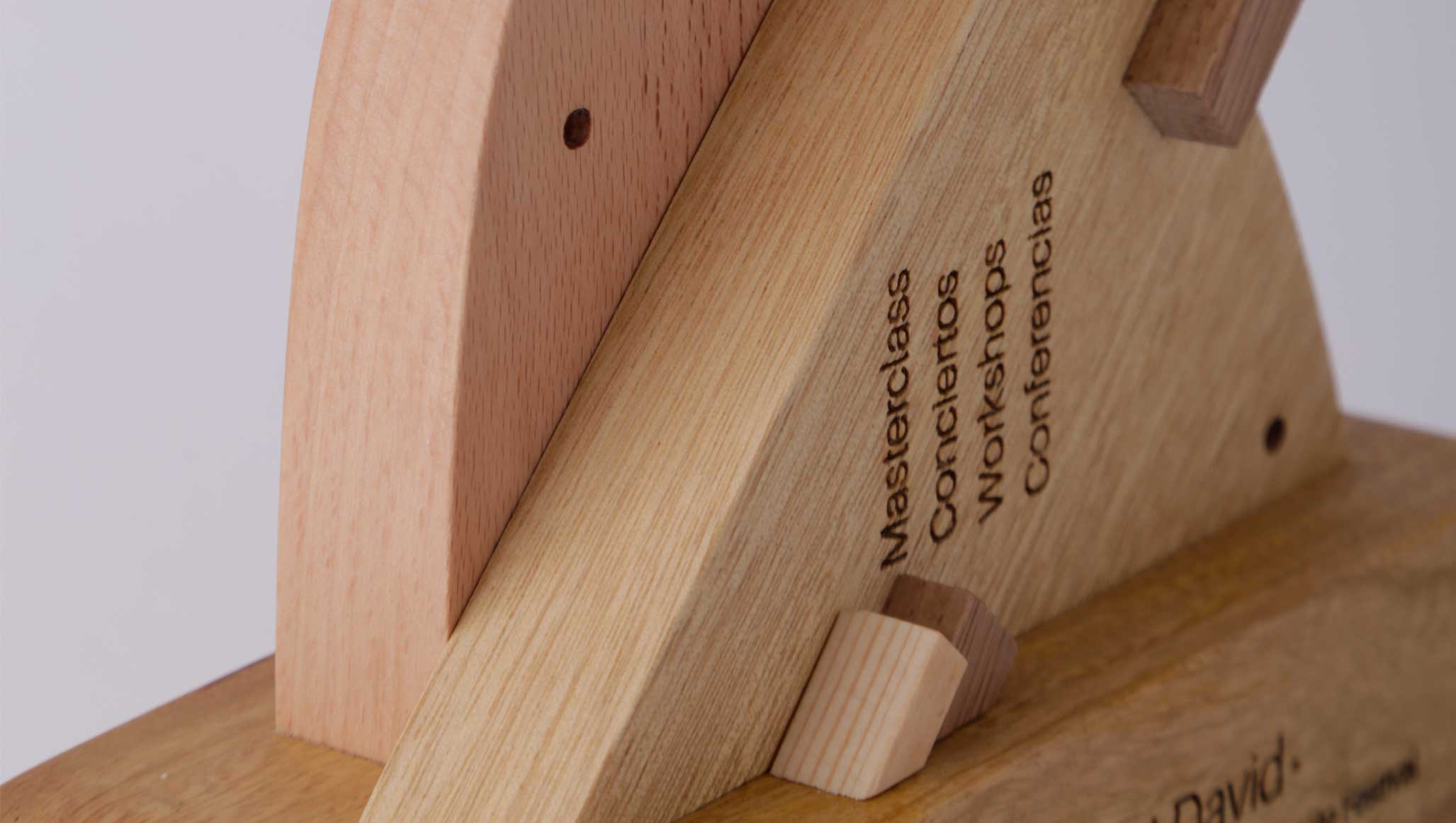 imagen detalle de un trofeo personalizado en madera