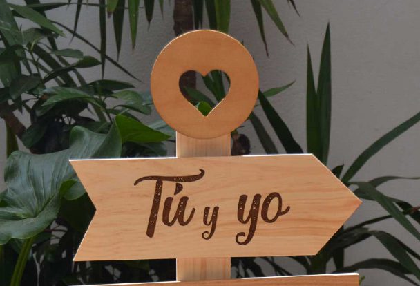 flecha de madera artesanal para celebraciones de bodas