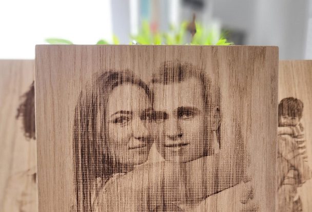 grabado de fotos hecho de madera para bodas