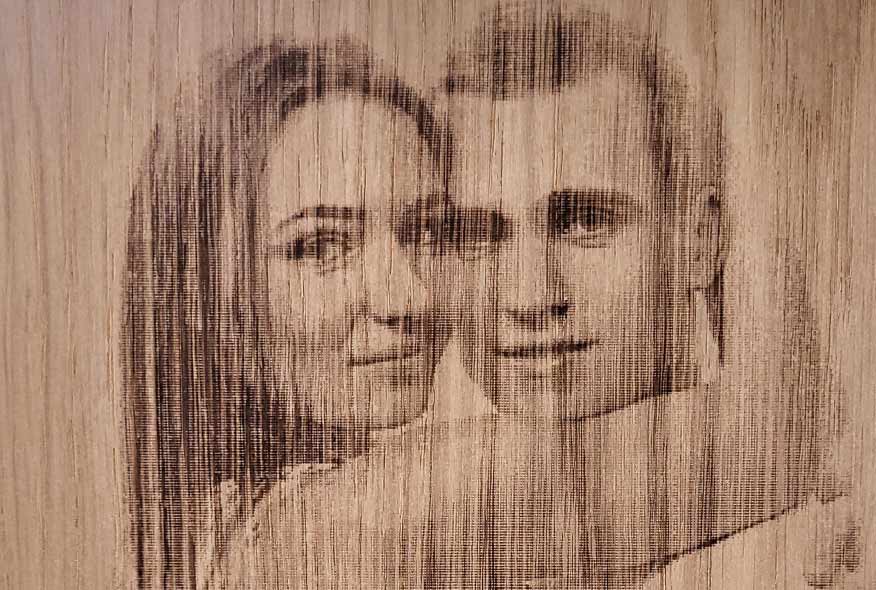 grabado de fotos de novios en madera