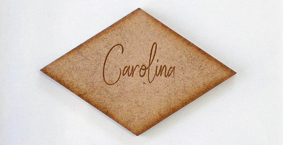 marcasitio de madera en forma de rombo para los invitados a una boda