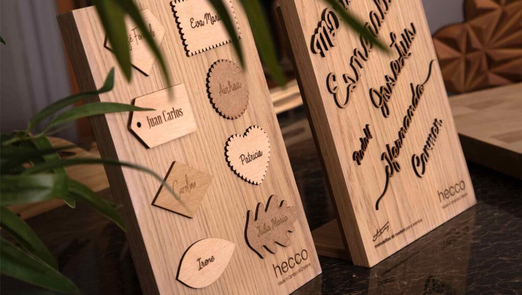 fotografia con expositores de marcasitios de madera de diversas estilos, formas y tipografias