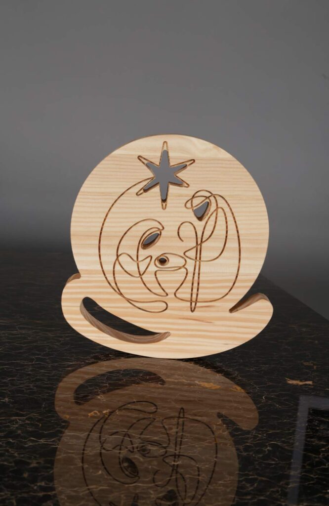 Belén de madera minimalista de hecco. Una pieza compacta de madera maciza con efecto balancín en la base