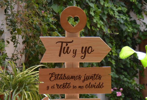 cartel de flechas de madera para evento de bodas