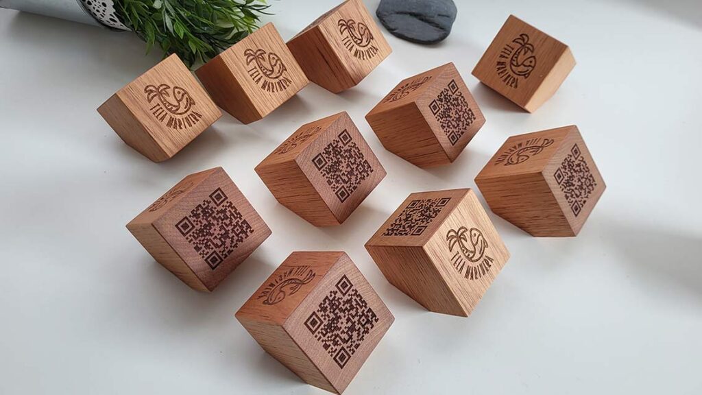 diferentes prismas de pentagonales sobre una mesa con logotipos y códigos qr en madera