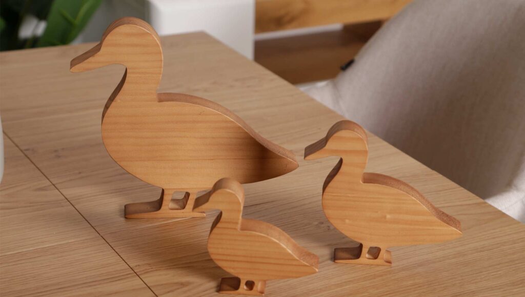 fotografía de figuras de patos realizadas en madera sobre mesa de centro