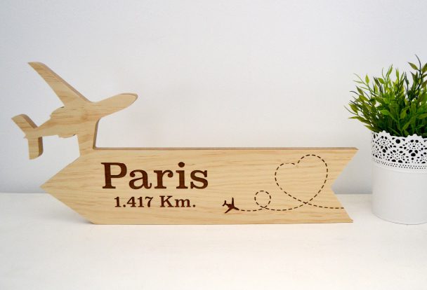 flecha de madera parís con avión