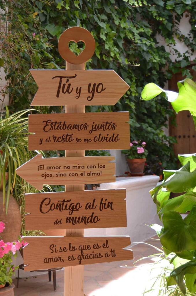 Señal con flechas de madera personalizable