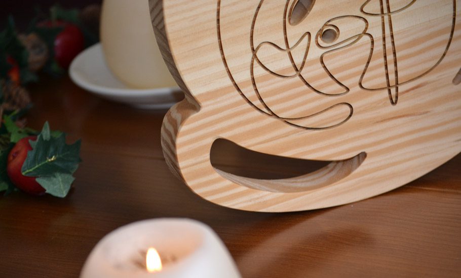 Detalla de belen minimalista y vela decorativa navideña