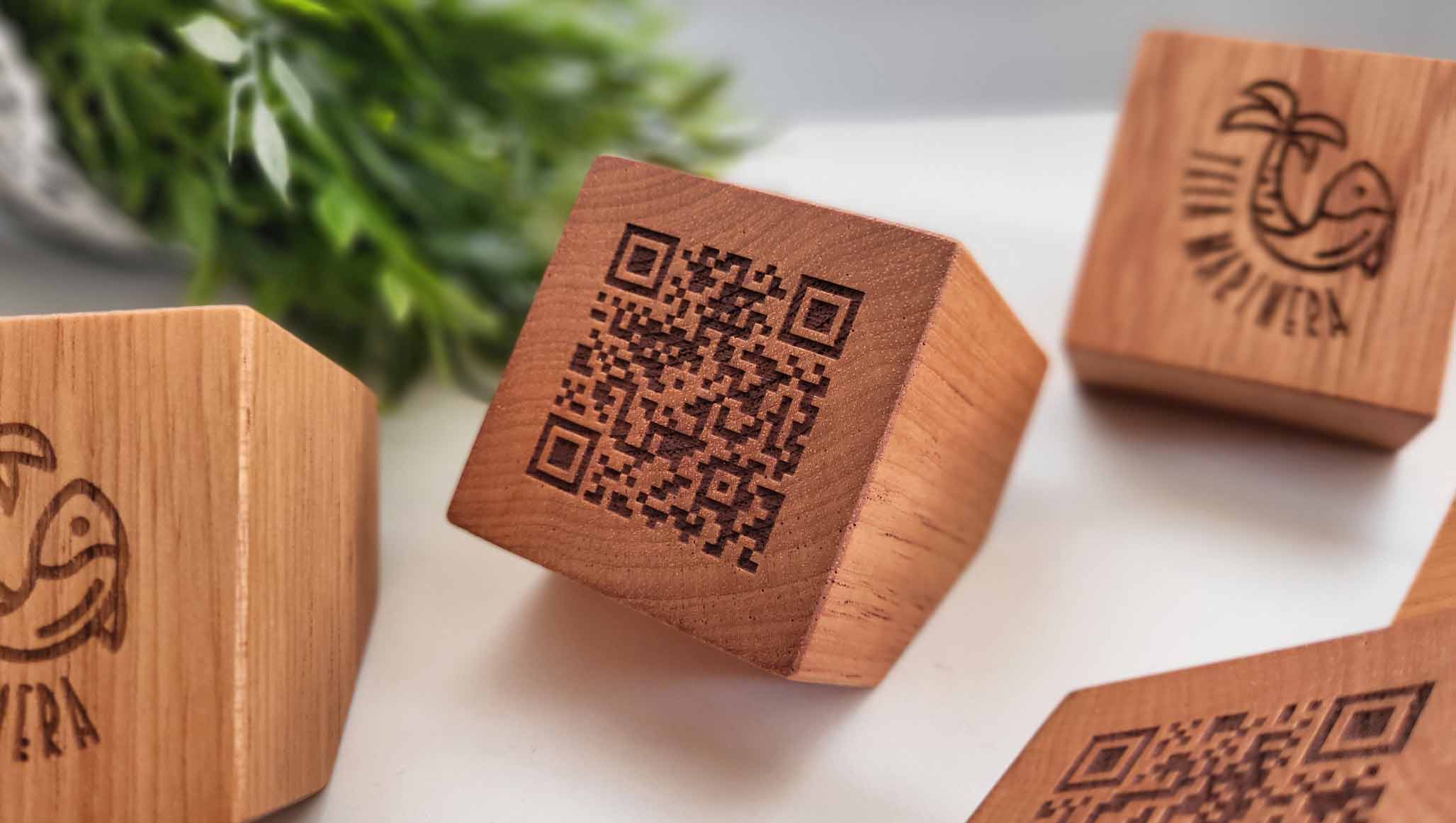 Códigos Qr en madera. Anverso imagen del negocio. Reverso Código qr para reseña en google