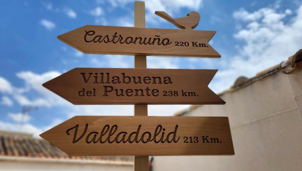 Señales y carteles de flechas de madera. Cartel con flechas de madera con ciudades de españa.