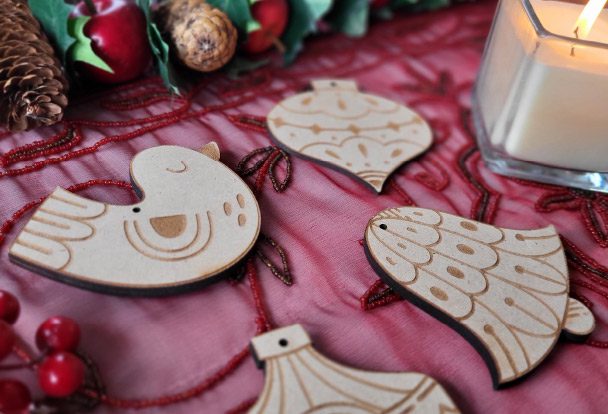 regalar adornos de navidad de madera el día de los enamorados