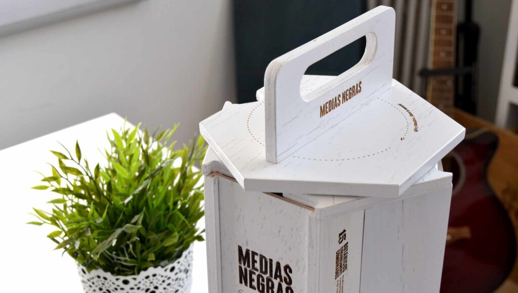 Estuche de madera para bebidas con grabado corporativo. Branding sostenible