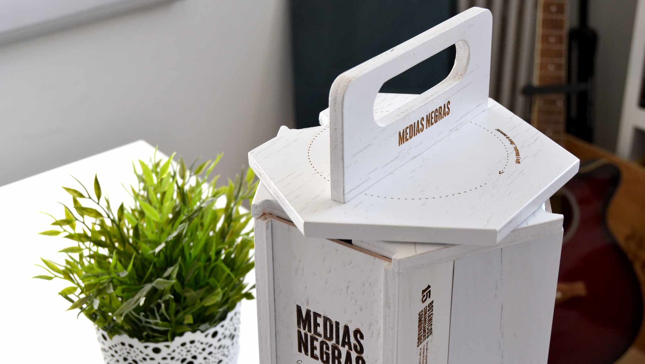 Estuche de madera para bebidas con grabado corporativo. Branding sostenible