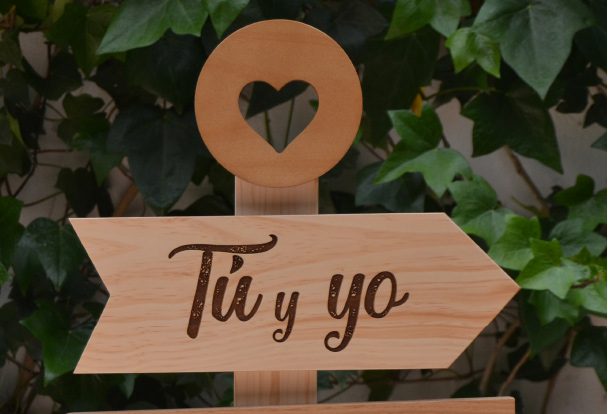 regalar un cartel de flecha con corazón de madera el día de los enamorados