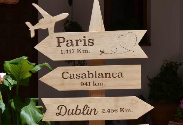 carteles de flecha de madera