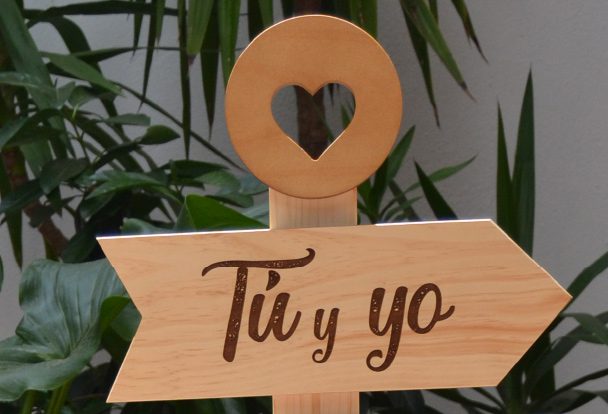 flecha tú y yo de madera para regalar en cumpleaños