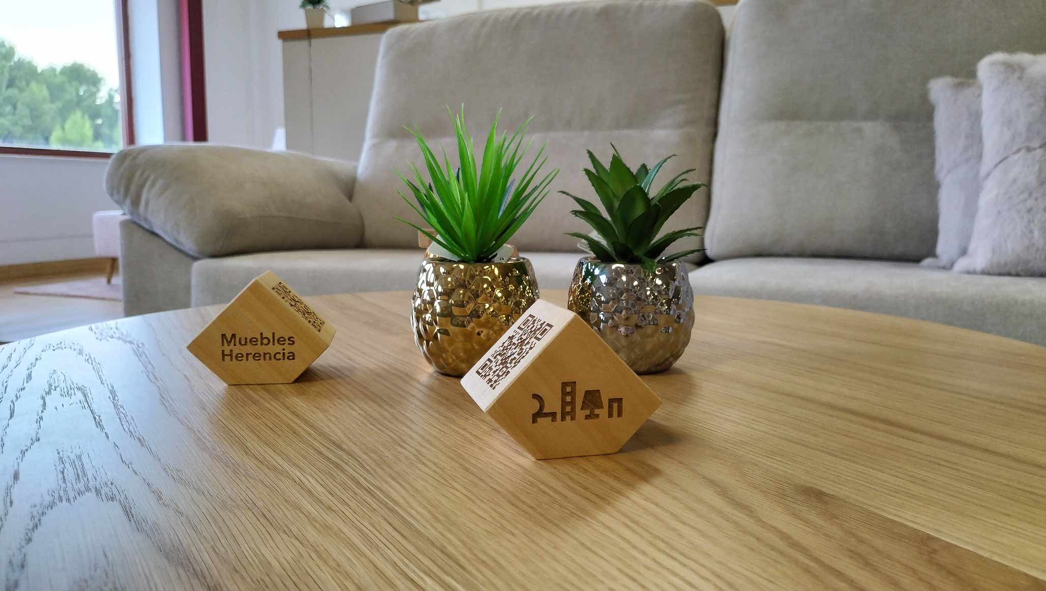 prismas pentagonales de madera maciza con grabado de logotipo, símbolo y qr en sus diferentes caras