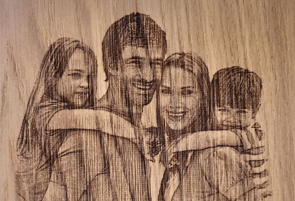foto de la familia grabada en madera para el día de la madre