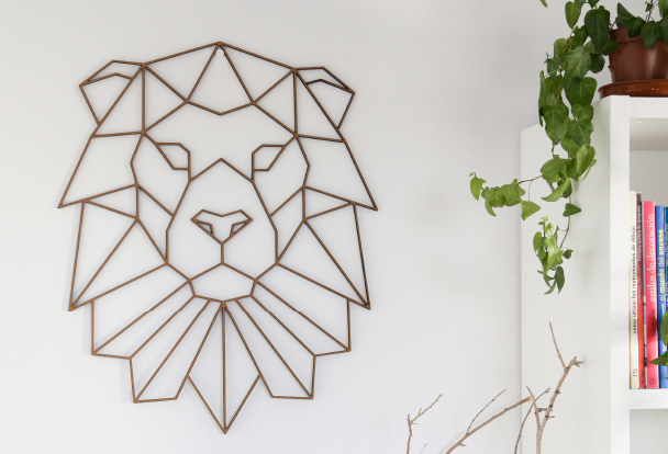 león colgante geométrico moderno de madera artesanal, un regalo para el día del padre