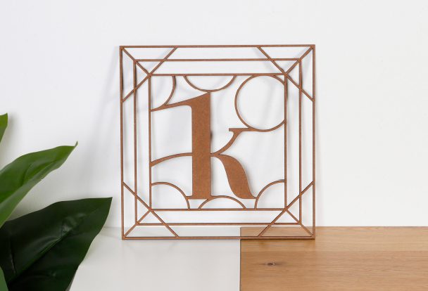 regalar una letra decorativa de madera con marco el día de los enamorados