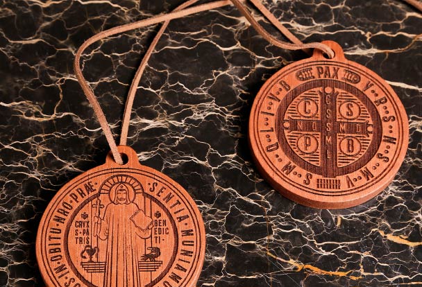 medalla de madera de san benito