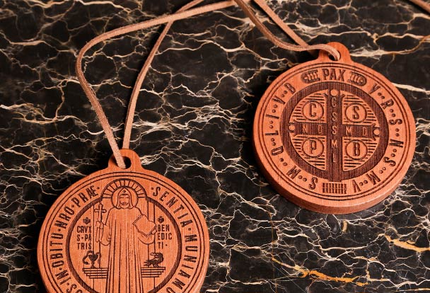 medalla de san benito en madera