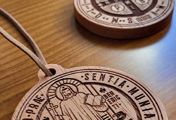 medalla colgante de san benito en madera