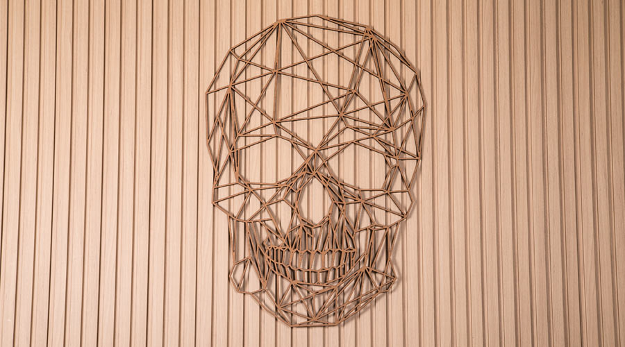 Diseño de figura en madera de calavera en estilo geométrico, colgante.
